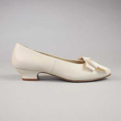 Waltz Edwardian Slipper (Cream)