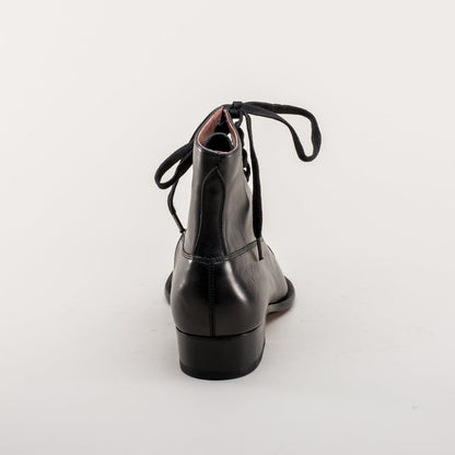 Rainey Vintage Lace-Up Boots (Black)